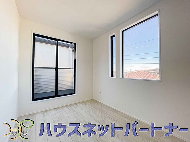 バルコニーに直接出入りできるお部屋です。ちょっと外の空気を吸いたい時や、ベランダでミニガーデニングなども楽しめそうです。