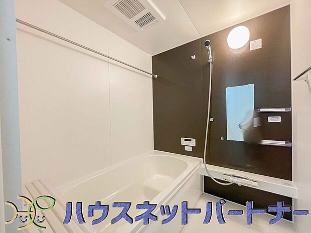 冬場にはヒヤッとしないように暖房機能、梅雨の時期には乾燥等、機能的で清潔感溢れる浴室。快適・清潔な空間で心も体もオフになる時間を楽しむことが可能です。