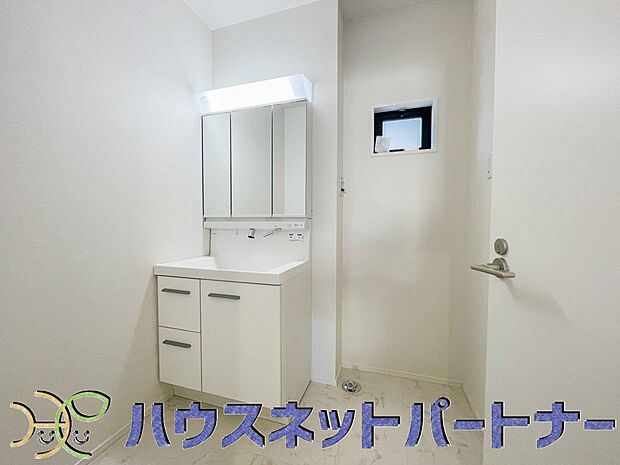 洗面室は窓の光が差し込み明るく清潔感があります。三面鏡は朝の支度が大助かり。