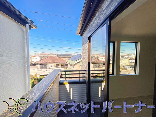 バルコニーから差し込む陽光・通風は、住環境・快適性と共に有り続ける貴重な「財産」です。この新築戸建に住まう事で手に入れるものは、きっと日常にとっても貴重な存在となるはずです。