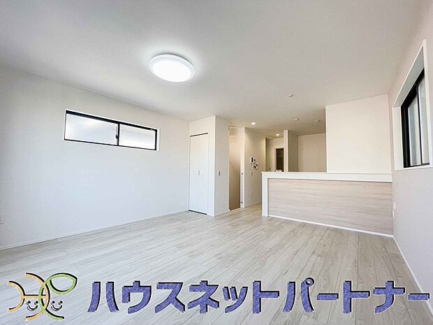 リビングは、食事スペースと寛げる場所設けてもまだ余裕の広さ。明るい光が照らしてくれます。