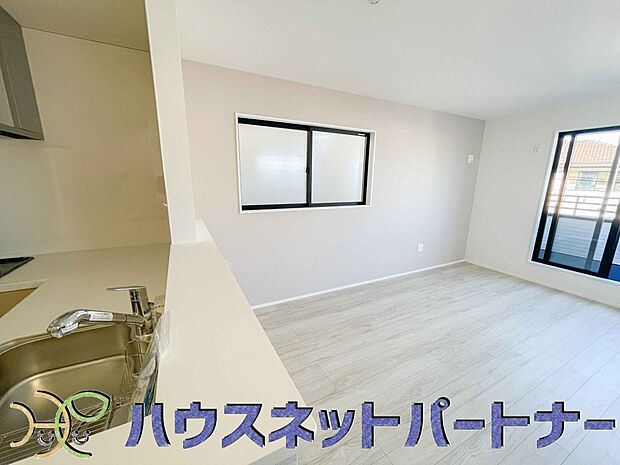 キッチン吊戸棚を無くす事によって、コミュニケーションを重視した設計に致しました。区画によって変わる一体感を、実際にご覧になって頂けましたらと思います。