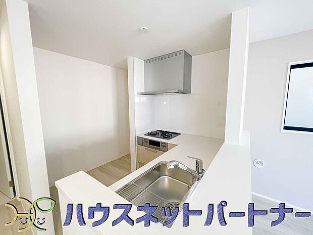 人工大理石のワークトップやシンクは、水を流しただけできれいになったように見えます。白いキッチンは明るく清潔感があり、とっても素敵です。