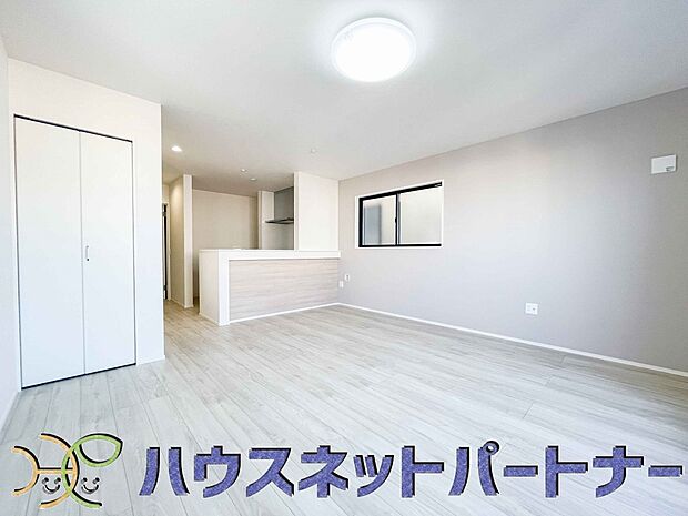 お料理できたらカウンターから手渡しができます。家族で会話をしながらお料理を楽しく。