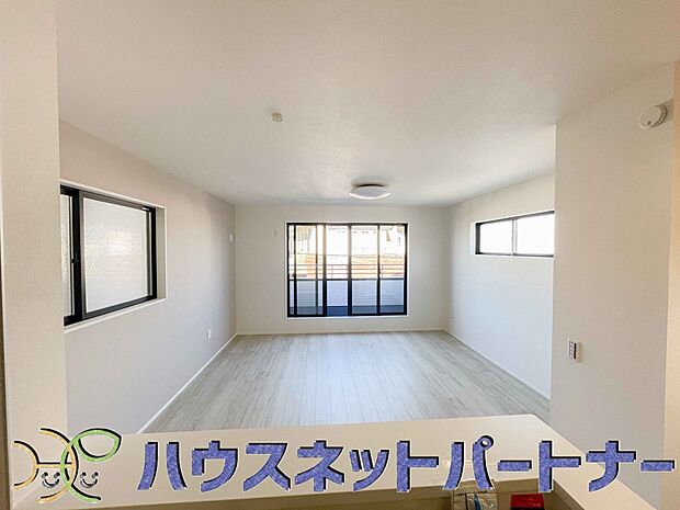 家族の様子を見ながらキッチンでお料理。一日の出来事を会話しながらの家事は嬉しいコミュニケーション。