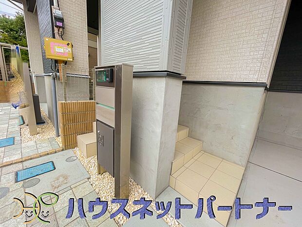 宅配ボックス。好きな時間にいつでも荷物を受取れるため、到着時間を気にして自宅で待機したり、再配達の連絡をする手間がかかりません。共働きなど不在が多い方、ネット通販の利用が多い方に大変便利。