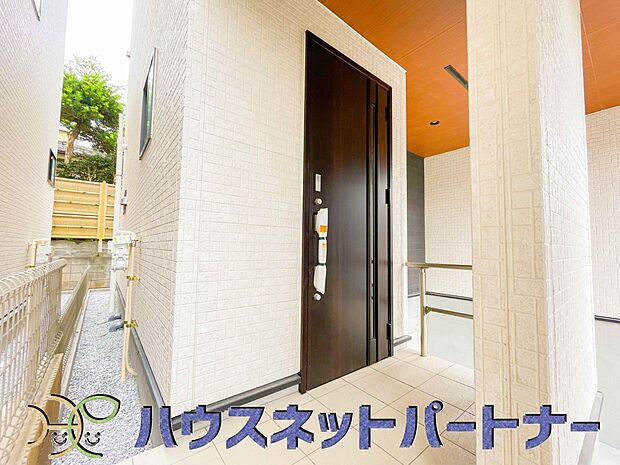 玄関の扉を開けるとそこは家族の待つお家。笑い声が聞こえてきそう。