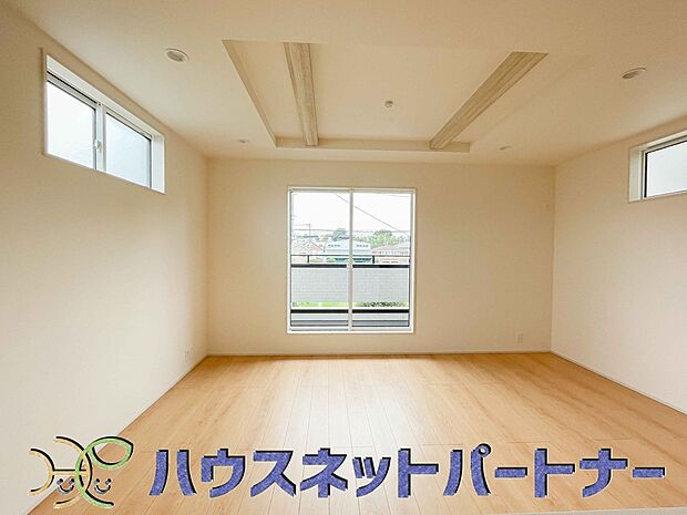 太陽の光が照らす明るいリビングは、開放感があり通風・採光に優れ、心地よい光と風が舞い込んできます。心休まるリビングは何よりも快適な時間を過ごせます。