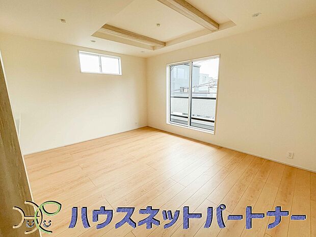 天井の中央部分を周囲より一段高くとったデザインを折上天井といいます。部屋に立体的な奥行きを生み出し、スタイリッシュな空間を演出します。天井を広く見せる視覚的効果も。