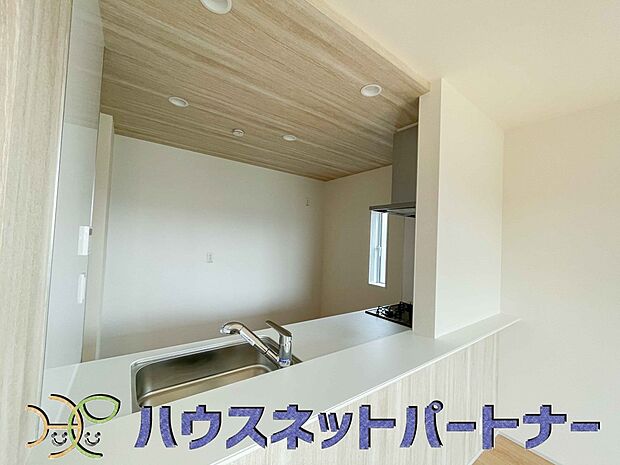 キッチン吊戸棚を無くす事によって、コミュニケーションを重視した設計に致しました。区画によって変わる一体感を、実際にご覧になって頂けましたらと思います。