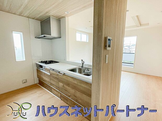 木目調のキッチンは落ち着いた雰囲気で収納もたくさん。嬉しい食洗器付です。汚れも目立ちません。