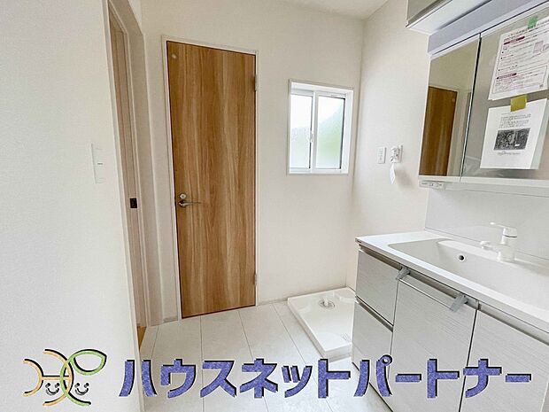 明るい清潔感のある洗面所は、鏡も大きくシンクが広々。朝の支度も楽にこなせます。