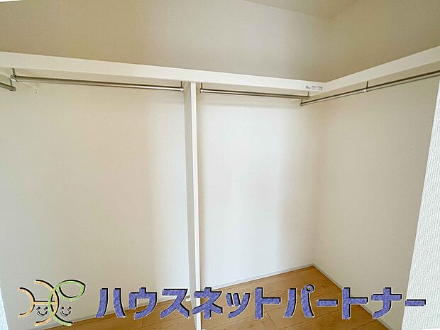 ウォークインクローゼットのメリットは、衣類の他、バッグやアクセサリーなど、身につけるものを一部屋に集めて管理できること。必要なときに見つけやすいです。