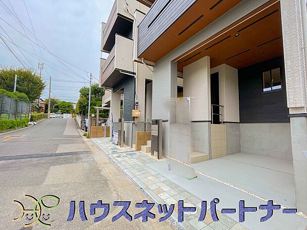 前面道路でお車を駐車するのも楽々。