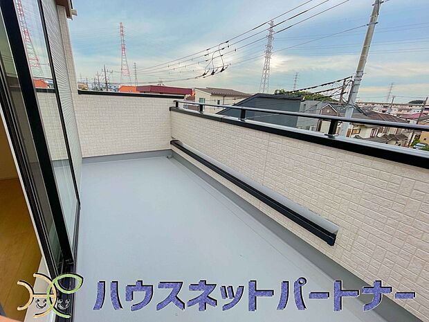 空の間になる広々バルコニーがお部屋へと息吹を運んでくれます。