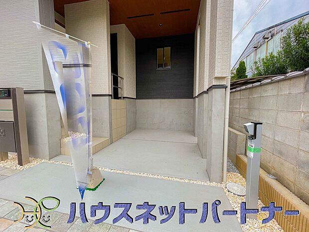 ビルトインガレージは、車がきれい。ビルトインガレージなら「野ざらし、雨ざらし、吹きさらし」になりません。汚れやいたみは減り、車の掃除もラクになります。