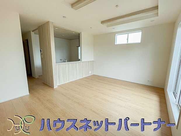 リビングは、食事スペースと寛げる場所設けてもまだ余裕の広さ。明るい光が照らしてくれます。