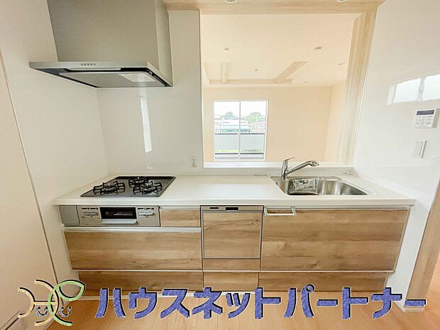 三口コンロで料理の幅を拡げてくれる使いやすいシステムキッチンを採用。洗い場も大きいので野菜や食器を洗ったりする際にも捗り、奥様の強い味方となってくれるはずです。
