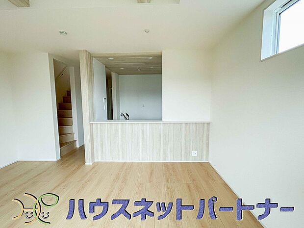 キッチンカウンターがあると配膳が楽なことがメリットの一つ。後片付けをするときも、ダイニングテーブルからあまり動かずに流し台へ運ぶことができるので便利です♪