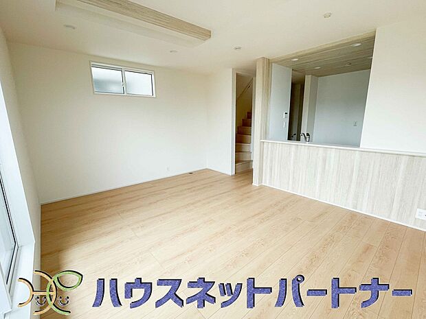 個性豊かな造作のテーブルが設置しております。とてもお洒落なダイニングが完成しております。