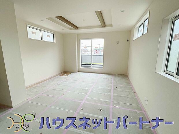 太陽の光が照らす明るいリビングは、開放感があり通風・採光に優れ、心地よい光と風が舞い込んできます。心休まるリビングは何よりも快適な時間を過ごせます。