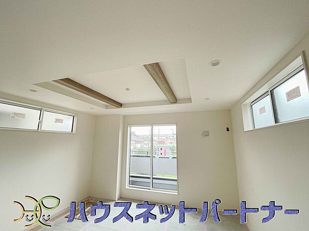 折上天井のリビング。天井の中央部分を周囲より一段高くとったデザインを折上天井といいます。部屋に立体的な奥行きを生み出し、スタイリッシュな空間を演出します。天井を広く見せる視覚的効果も。