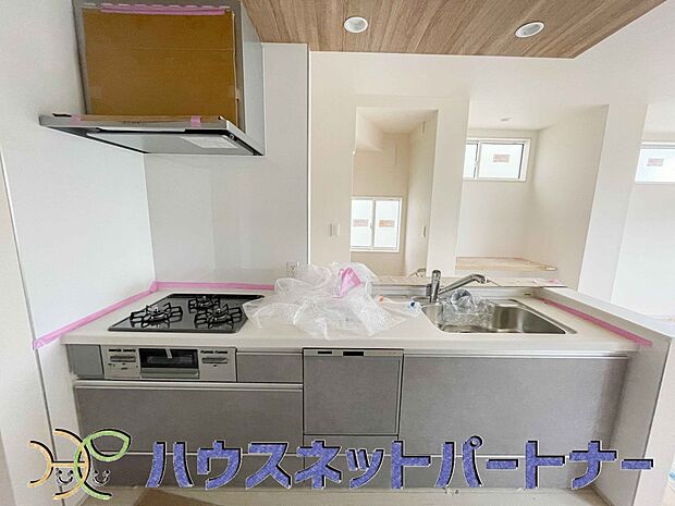 ビルトイン食器洗乾燥機完備。家事のお手伝いをしてくれる奥様の味方です。食器を洗っている間にお掃除など、様々なシーンで家事の時短に役立つ食洗機。省スペースのビルトインタイプを採用致しました。