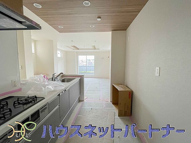 カウンターキッチンは広くて収納力もあるので、快適に料理をすることができます。食器や炊事用具を手の届くところに配置しやすいため調理もスピーディーです。