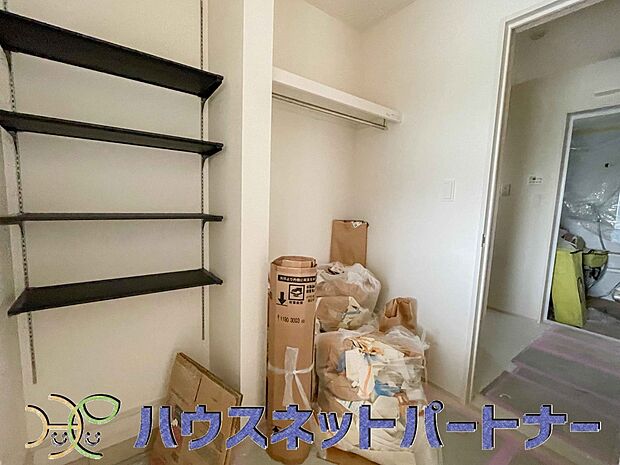 物の高さや大きさにより自由に高さを調整できる可動棚。入れたいものに合わせてアレンジできるので収納場所が自然と定まり、整理整頓も楽々行えます。