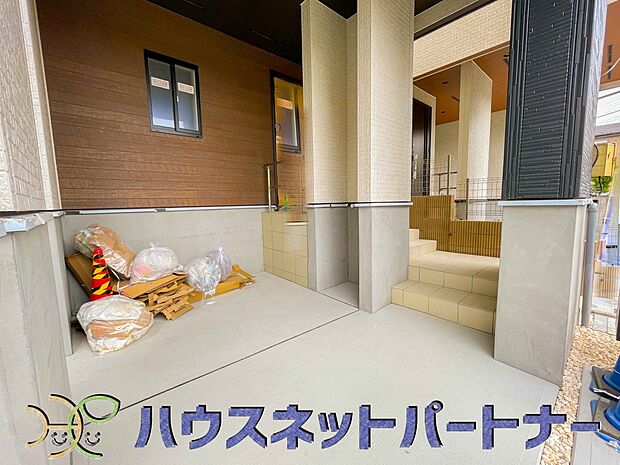 玄関横に駐車場なのでお買い物をした後は楽にお家へ。沢山お買物した時は助かりますね。