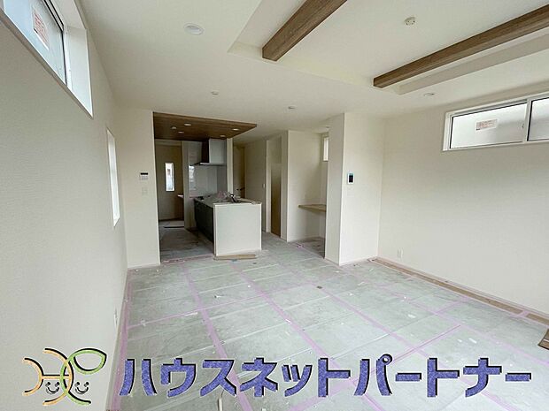 リビングは、食事スペースと寛げる場所設けてもまだ余裕の広さ。明るい光が照らしてくれます。