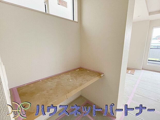 お子様の勉強用でも、テレワーク用でも有効活用のできるデスクスペース