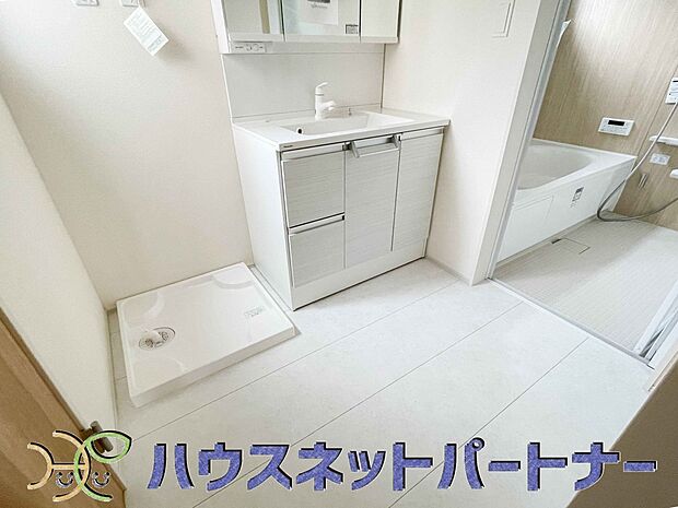 毎日使う洗濯機。しっかりと奥行きのある置き場が確保されています。