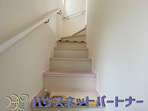 手すりがないと階段の昇り降りで危険なことはもちろん、壁に手をつきながら歩くことで壁紙が汚れやすくなります。すべての方に安心して昇り降りしていただくため、手すりを設置しました。