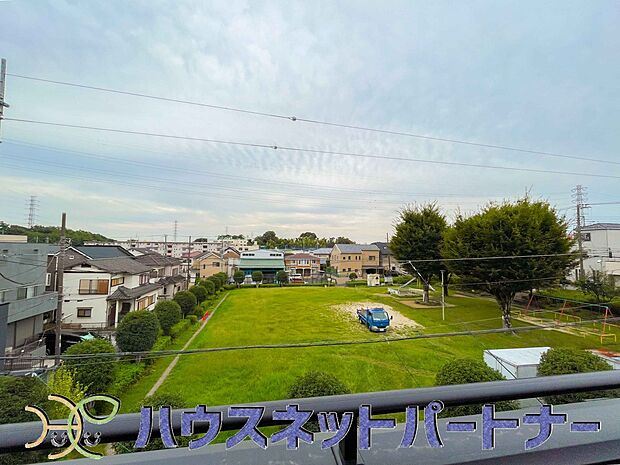 朝の澄んだ空気や、夕方に吹く清々しい風を五感で感じられるバルコニー。住まいの中で唯一屋外にあって、本当の自然を感じられるスペースです。