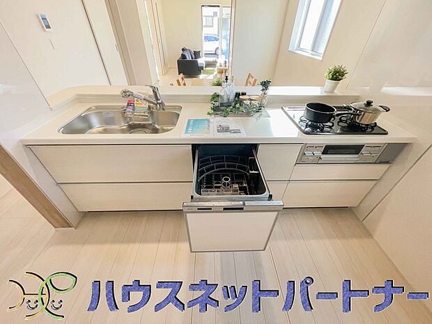 家族の様子を見ながらキッチンでお料理。一日の出来事を会話しながらの家事は嬉しいコミュニケーション。