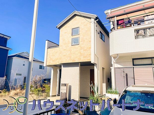 堂々たる趣ながら、主張し過ぎずどこか余裕を感じさせるシャープなフォルムで佇む邸宅は、晴天の空と照らし合わせる事で、本来あるべき完成形の姿を見せてくれます。