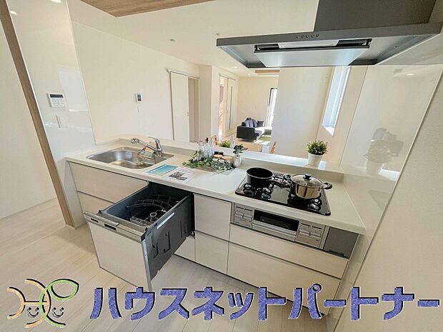 食洗機完備なので冬場の冷たい洗い物や忙しい主婦だからこそ食洗機をかけてる間に他の家事をこなすこともできちゃいますね。