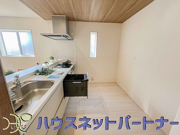 寛ぐ方とお料理をされる方の一体感を重視した設計の対面キッチン。会話の弾むキッチンは自然とご家族の中心に。