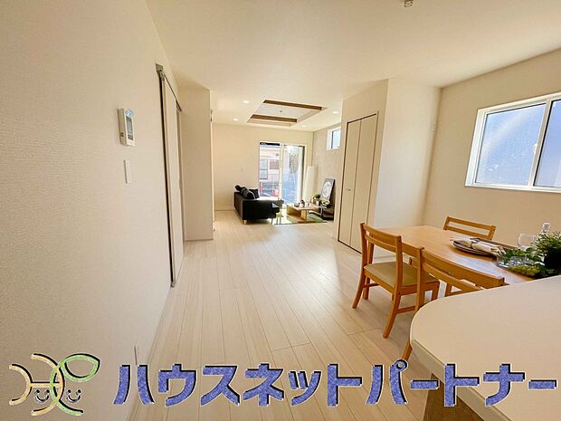 リビングは、食事スペースと寛げる場所設けてもまだ余裕の広さ。明るい光が照らしてくれます。