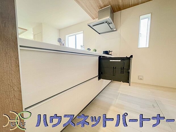 寛ぐ方とお料理をされる方の一体感を重視した設計のキッチン。会話の弾むキッチンは自然とご家族の中心に。