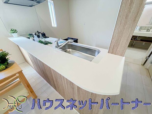 カウンターキッチンなら、リビングで遊ぶ子供の様子を見ながら料理ができるので安心です。料理を運んでもらったり、子供にお手伝いしてもらいやすいのもいいですね♪