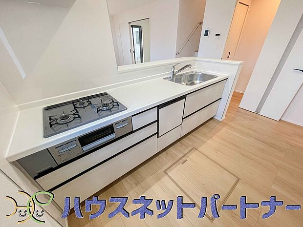 人工大理石のワークトップやシンクは、水を流しただけできれいになったように見えます。白いキッチンは明るく清潔感があり、とっても素敵です。