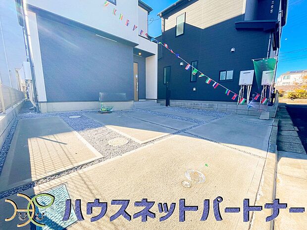 ゆったりとした駐車スペースを確保いたしましたので、大きめのお車でも駐車可能です。自転車やバイクなど、ゆとりのある敷地で置き場所に困ることはないでしょう。