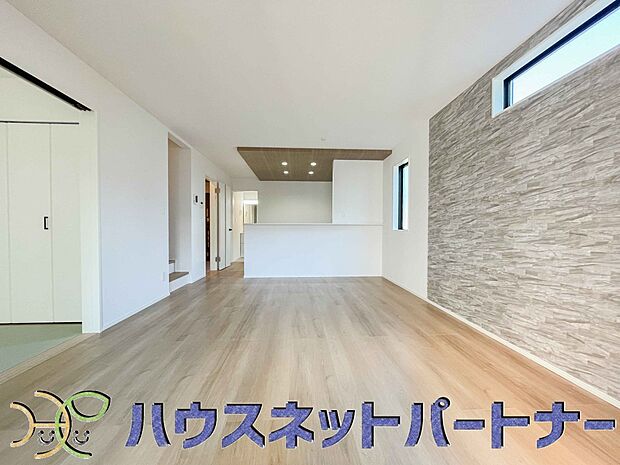 忙しい朝でも家族揃って食事をして頂ける、ゆとりある大きさのダイニングスペース。奥様の手料理をカウンター越しに受けとって頂き、テーブルで囲む素敵な時間を存分にお愉しみ下さい。