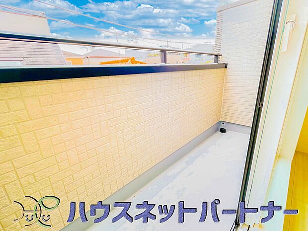 青い空が近くに感じるバルコニーは、爽やかな風をお部屋へ運んでくれます。