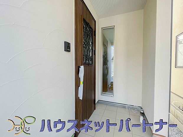 玄関の扉を開けるとそこは家族の待つお家。笑い声が聞こえてきそう。