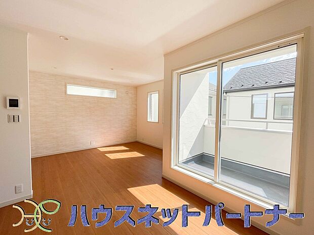 太陽の光が照らす明るいリビングは、開放感があり通風・採光に優れ、心地よい光と風が舞い込んできます。心休まるリビングは何よりも快適な時間を過ごせます。