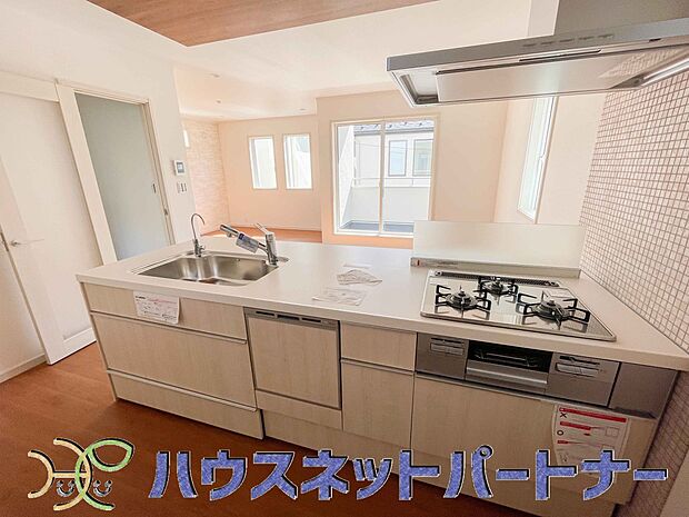 ビルトイン食器洗乾燥機完備。家事のお手伝いをしてくれる奥様の味方です。食器を洗っている間にお掃除など、様々なシーンで家事の時短に役立つ食洗機。省スペースのビルトインタイプを採用致しました。