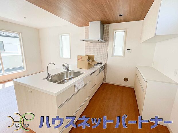 家族の様子を見ながらキッチンでお料理。一日の出来事を会話しながらの家事は嬉しいコミュニケーション。